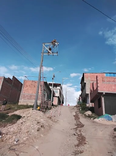 Instalación de infraestructura eléctrica en un barrio