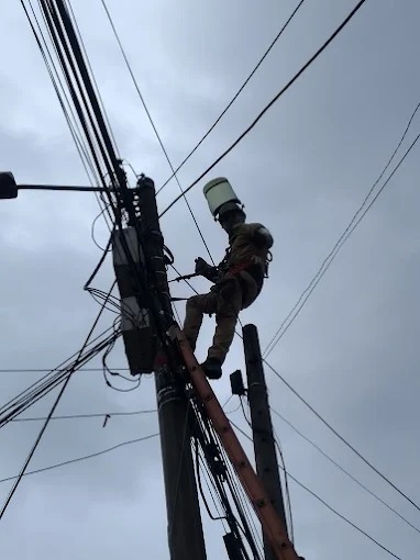 Técnico de GELTP realizando mantenimiento de red eléctrica